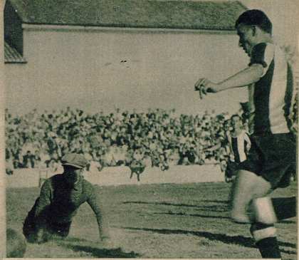 Aparicio bate la meta de FCB en cuartos de Copa 1935.png