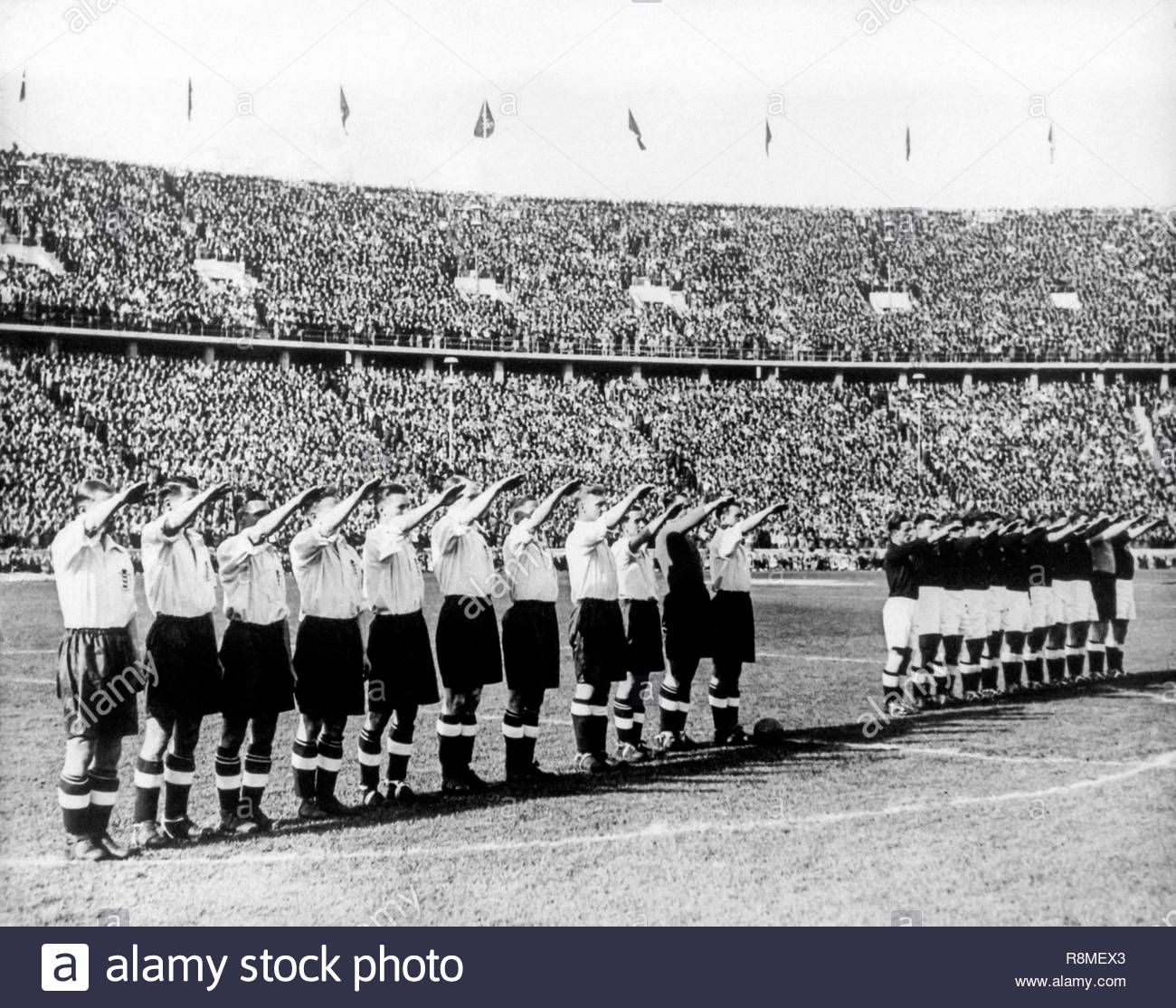 marsella-francia-junio-1938-el-equipo-de-futbol-italiano-hacer-el-saludo-romano-antes-del-partido-r8mex3.jpg