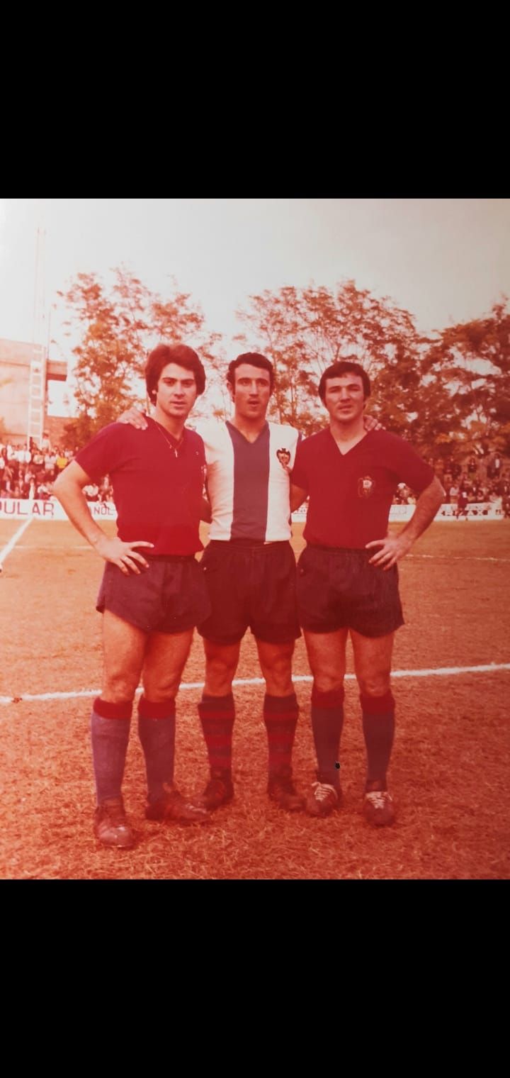 Juan Llacer junto a dos jugadores del Algemesi.jpg